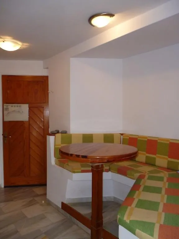 El Beril And Altamira Apartments 아데제