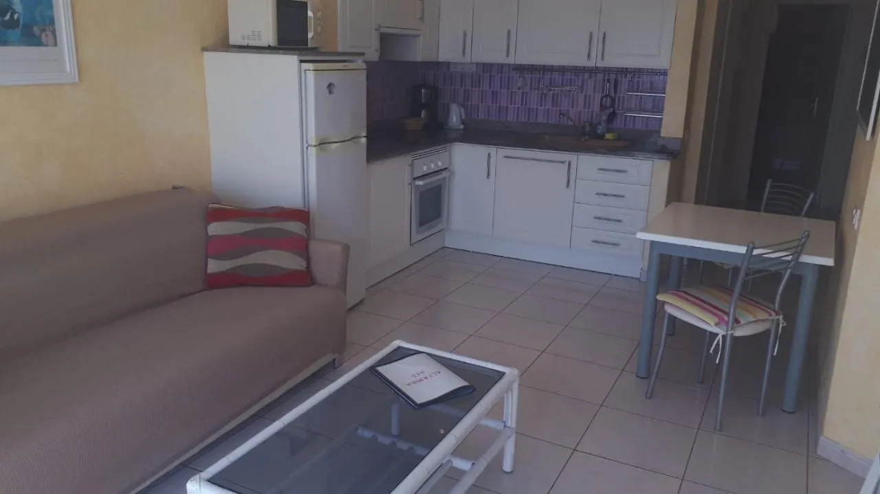 El Beril And Altamira Apartments 아데제