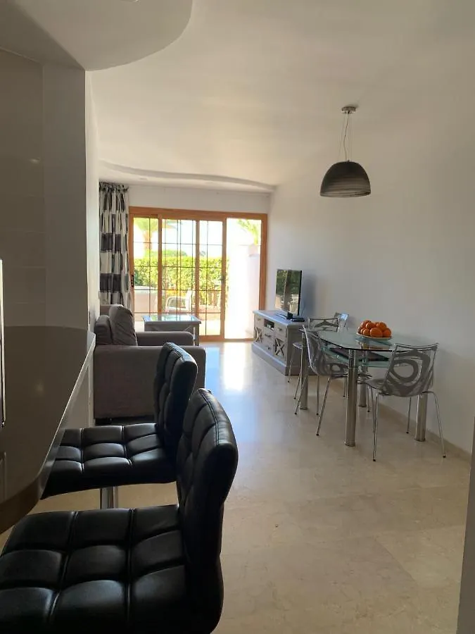 El Beril And Altamira Apartments 아데제